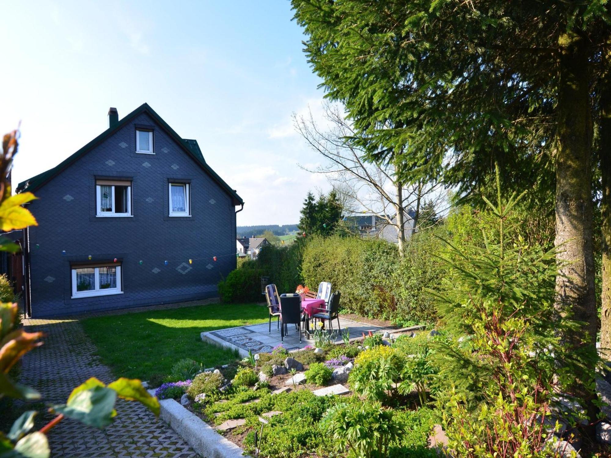 In With Pond Holiday home Neustadt am Rennsteig
